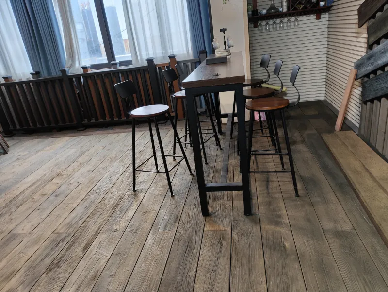 Interieur_avec_prestige_board Image du prestige board avec une table et des chaises
